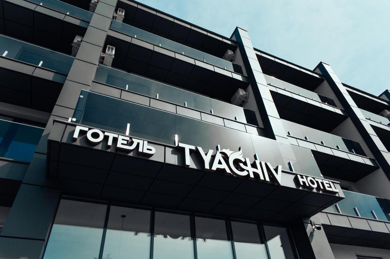 Готель Тячів エクステリア 写真